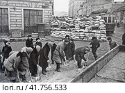 Строительство оборонительных укреплений на улицах Москвы. 1941 год. Редакционное фото, фотограф Сергей Елизарьев / Фотобанк Лори