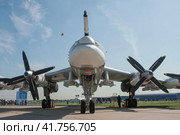 Советский и российский стратегический бомбардировщик-ракетоносец Ту-95МС Bear с собственным именем "Красноярск" на авиасалоне МАКС-2019 в Жуковском, Россия, вид спереди. Редакционное фото, фотограф Малышев Андрей / Фотобанк Лори
