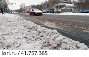 Cars are driving on a snowy road after a heavy snowfall.  Moscow transport. Russia. Moscow. 25.11.23 (2023 год). Редакционное видео, видеограф Ярославский Максим / Фотобанк Лори