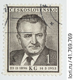 Почтовая марка с гашением. Чехословакия, 1953 год. Клемент Готвальд (1896-1953), президент. (2023 год). Стоковое фото, фотограф Елена Бобкова / Фотобанк Лори
