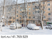 Двор старой панельной хрущевки зимой. Россия, Владивосток (2022 год). Стоковое фото, фотограф Денис Станиславович Кабелев / Фотобанк Лори