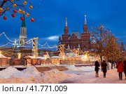 Новогодние праздники на Красной площади зимним вечером, Москва, Россия (2018 год). Стоковое фото, фотограф Наталья Волкова / Фотобанк Лори