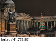 Christmas tree in front of the Kazan Cathedral, St. Petersburg, (2013 год). Редакционное фото, фотограф Анна Кривицкая / Фотобанк Лори