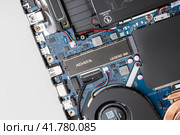 Замена скоростного ssd для ноутбука (2023 год). Редакционное фото, фотограф Станислав Кноп / Фотобанк Лори