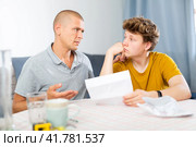 Depressed father and son reading letter. Стоковое фото, фотограф Яков Филимонов / Фотобанк Лори