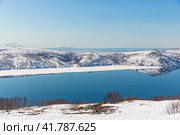 Красивый пейзаж с морским заливом, побережьем и горами, покрытыми снегом. Весна на северо-востоке России. Бухта Нагаева, Охотское море. Магаданская область, Дальний Восток России. Стоковое фото, фотограф Андрей Степанов / Фотобанк Лори