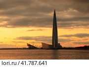 Санкт-Петербург, Россия. Красивый закатный пейзаж с небоскребом на берегу моря. Самое высокое здание в Европе. Современная архитектура и достопримечательности Санкт-Петербурга и России. (2019 год). Редакционное фото, фотограф Андрей Степанов / Фотобанк Лори