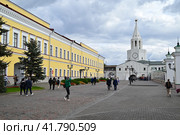 Спасская башня Казанского кремля и здание присутственных мест. Город Казань. Республика Татарстан. Россия (2023 год). Редакционное фото, фотограф Александр Тараканов / Фотобанк Лори