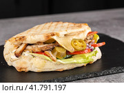 Turkish chicken doner sandwich. Fast food.Tortilla, burritos, sandwiches, twisted rolls. Стоковое фото, фотограф Виталий Сова / Фотобанк Лори