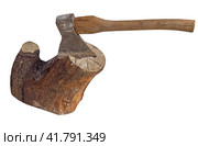 Топор, воткнутый в пень на белом фоне. Axe stuck in stump on white background. Стоковое фото, фотограф Татьяна Д / Фотобанк Лори