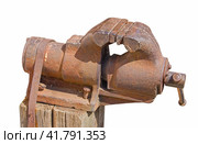Старые тиски закрепленные на верстаке. An old vise fixed on a workbench. Стоковое фото, фотограф Татьяна Д / Фотобанк Лори