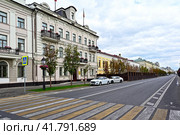 Город Казань. Пешеходный переход возле Казанской городской Думы. Кремлевская улица, дом 3 (2023 год). Редакционное фото, фотограф Александр Тараканов / Фотобанк Лори