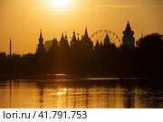 Измайловский Кремль в лучах заката (2023 год). Редакционное фото, фотограф Елизавета Корнилова / Фотобанк Лори