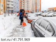 При чистке тротуара мини-погрузчик задел машину. Стоковое фото, фотограф Валерий Иванович Клейменов / Фотобанк Лори