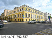 Город Казань. Здание на пересечение улиц Кави Наджми 17 и Кремлёвской 23.  Республика Татарстан. Россия (2023 год). Редакционное фото, фотограф Александр Тараканов / Фотобанк Лори