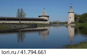 Майский день на реке Пскова у Псковского кремля. Псков, Россия (2023 год). Редакционное видео, видеограф Виктор Карасев / Фотобанк Лори
