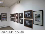 Экспозиция калужских фотографов на фотовыставке "История повседневности" в Балашихинской картинной галерее (2023 год). Редакционное фото, фотограф Дмитрий Неумоин / Фотобанк Лори