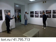 Люди на открытии фотовыставки в Балашихинской картинной галерее (2023 год). Редакционное фото, фотограф Дмитрий Неумоин / Фотобанк Лори
