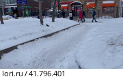 Стая голубей клюет хлеб на снегу и потом разом взлетает (2023 год). Редакционное видео, видеограф Щеголева Ольга / Фотобанк Лори