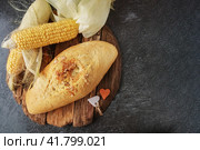 Свежий кукурузный хлеб и початки кукурузы на столе. Концепция продуктового антикризиса. Стоковое фото, фотограф Оксана Медведева / Фотобанк Лори