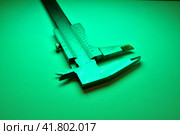 caliper mesure equipment scale engeneering micrometer precision green light. Стоковое фото, фотограф Andreas Muth-Hegener / Фотобанк Лори