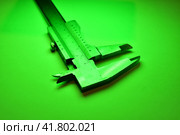 caliper mesure equipment scale engeneering micrometer precision green light. Стоковое фото, фотограф Andreas Muth-Hegener / Фотобанк Лори