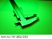 caliper mesure equipment scale engeneering micrometer precision green light. Стоковое фото, фотограф Andreas Muth-Hegener / Фотобанк Лори