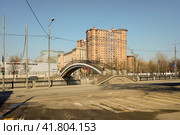 Салтыковский мост через Яузу и жилой комплекс Каскад, Москва. Saltykovsky bridge over Yauza river with the buildings of Kaskad residential compound on background. Sunny spring view. (2021 год). Редакционное фото, фотограф Александр Кузнецов / Фотобанк Лори
