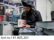 Писатель Дмитрий Овсянников подписывает книжки для читателей на международной ярмарке интеллектуальной литературы Non/fiction в Гостином дворе города Москвы, Россия (2023 год). Редакционное фото, фотограф Николай Винокуров / Фотобанк Лори