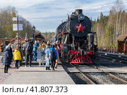 Туристический ретро поезд "Рускеальский экспресс" прибыл на станцию "Горный парк Рускеала" солнечным октябрьским днем. Карелия (2021 год). Редакционное фото, фотограф Виктор Карасев / Фотобанк Лори