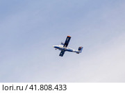 Самолет De Havilland Canada DHC-6 авиакомпании "Аврора" в небе. Россия, Владивосток (2020 год). Редакционное фото, фотограф Денис Станиславович Кабелев / Фотобанк Лори
