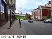 Город Казань.  Гостиница "Courtyard by Marriott Kazan Kremlin" и здание из красного кирпича по улице Карла Маркса (2023 год). Редакционное фото, фотограф Александр Тараканов / Фотобанк Лори