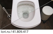 The clogged drain caused a dirty toilet, but after cleaning, it's now sparkling white. Стоковое видео, видеограф Андрей Журавлев / Фотобанк Лори