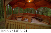Timber Gazebo in Forested Park, Serenity and Shade (2023 год). Редакционное видео, видеограф Даниил Хабаров / Фотобанк Лори