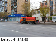 Волгоград, проспект Ленина, Россия. Осенняя уборка на улицах города. Специальная техника, машина на шасси КАМАЗ для полива и уборки улиц водой под высоким давлением (2023 год). Редакционное фото, фотограф Андрей Цыганков / Фотобанк Лори