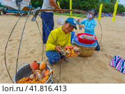 Sale of cooked seafood on the beach in Nha Trang (2014 год). Редакционное фото, фотограф Олег Жуков / Фотобанк Лори