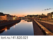 Moscow, Russia - FEB 21. 2020. Vodootvodny Canal and Luzhkov Bridge at night. Редакционное фото, фотограф Володина Ольга / Фотобанк Лори