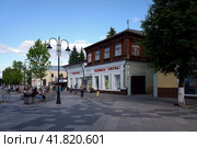 Старая застройка в центре Ногинска, Московская область. Old building of a shop in the center of Noginsk. Sunny summer view. (2020 год). Редакционное фото, фотограф Александр Кузнецов / Фотобанк Лори