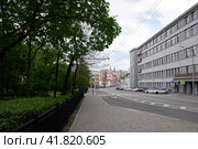 Панорама улицы Новая Басманная в центре Москвы. Panorama of Novaya Basmannaya street at Lermontovsky park. Cloudy summer view. (2021 год). Редакционное фото, фотограф Александр Кузнецов / Фотобанк Лори