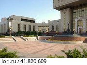 Фундаментальная библиотека МГУ на Ломоносовском проспекте, Москва. Building of Moscow State University library in Lomonosovksy prospect. Sunny summer view. (2021 год). Редакционное фото, фотограф Александр Кузнецов / Фотобанк Лори
