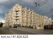 Старинный псевдоготический доходный дом на улице Новая Басманная, Москва. Old pseudo gothic revenue house in Novaya Basmannaya street. Cloudy daylight view. (2021 год). Редакционное фото, фотограф Александр Кузнецов / Фотобанк Лори