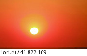 Sunrise in a clear cloudless sky, time lapse. The big yellow sun rises below the horizon in the morning sky at twilight, timelapse. Стоковое видео, видеограф Андрей Журавлев / Фотобанк Лори