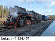 Старый паровоз Л-5248 (серия "Л", Лебедянка) у туристического ретро поезда "Рускеальский экспресс" на  станции "Горный парк Рускеала"  октябрьским днем (2023 год). Редакционное фото, фотограф Виктор Карасев / Фотобанк Лори