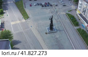 Вид сверху на центральную улицу и площадь города Кушва. Свердловская область. Россия (2022 год). Редакционное видео, видеограф Евгений Ткачёв / Фотобанк Лори