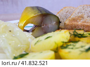 Жареная картошка с селедкой копченой и укропчик. Стоковое фото, фотограф Роман Лукьянов / Фотобанк Лори