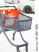 Shopping cart for outdoor shopping in the snow. Стоковое фото, фотограф Аксенова Вера / Фотобанк Лори