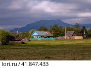 the village of Verkhnearshinsky in the Beloretsk region of Bashkortostan against the backdrop of the Kumardak ridge on a cloudy day. Стоковое фото, фотограф Акиньшин Владимир / Фотобанк Лори