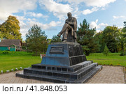 Памятник Ф.М. Достоевскому. Старая Русса, Новгородская область (2020 год). Редакционное фото, фотограф Александр Щепин / Фотобанк Лори