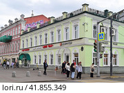 "Дом чая" и "Додо пицца" на улице Баумана, дом 64. Город Казань. Республика Татарстан. Россия (2023 год). Редакционное фото, фотограф Александр Тараканов / Фотобанк Лори