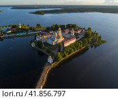Вид с высоты на старинный монастырь Нило-Столобенская пустынь солнечным июльским вечером. Тверская область (2022 год). Стоковое фото, фотограф Виктор Карасев / Фотобанк Лори